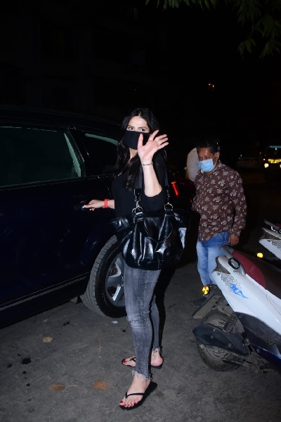 Mumbai: Zareen Khan Spotted at Bandra on Tuesday , 2nd February 2021.(Photo: IANS/Sanjay Tiwari)