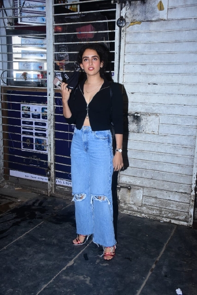 Mumbai: Sanya Malhotra Spotted at Bandra on Tuesday , 2nd February 2021.(Photo: IANS/Sanjay Tiwari)