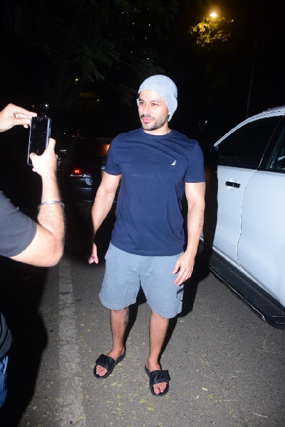 Mumbai: Kunal Khemu and Soha AliKhan Spotted at Kareena Kapoor's House in Bandra on Tuesday , 2nd February 2021.(Photo: IANS/Sanjay Tiwari)