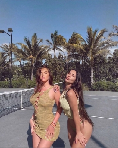 Kim Kardashian slays it in ripped blouse, bikini bottom.(photo:instagram) Kim Kardashian slays it in ripped blouse, bikini bottom.(photo:instagram)