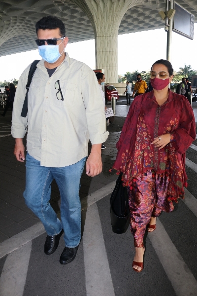 Mumbai: Vidya Balan and Siddharth Roy Kapur Spotted at Airport Departure on Saturday 06 February 2021.(Photo: IANS)