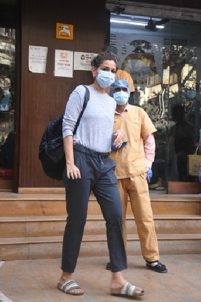 Mumbai: Sonali Bendre spotted at pet clinic in khar Wednesday 10th February 2021. (Photo: IANS)