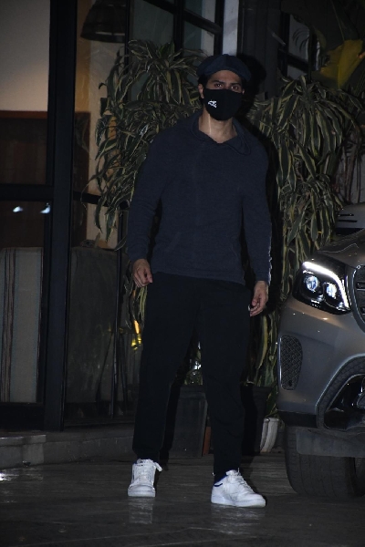 Mumbai: Varun Dhawan spotted at Maddock office in Bandra Wednesday 10th February 2021. (Photo: IANS)