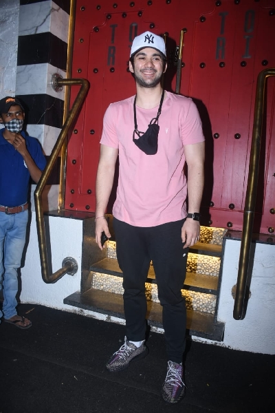 Mumbai: Karan Deol spotted Tori in Bandra 12th February 2021. (Photo: IANS)