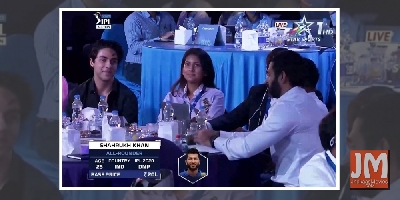 Aryan Khan flashes trademark grin as Preity Zinta laps up Shah Rukh Khan at IPL auctions