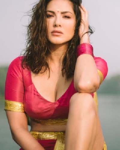 Sunny Leone sizzles in traditional Kerala outfit in new post.(photo:INSTAGRAM) Sunny Leone sizzles in traditional Kerala outfit in new post.(photo:INSTAGRAM)