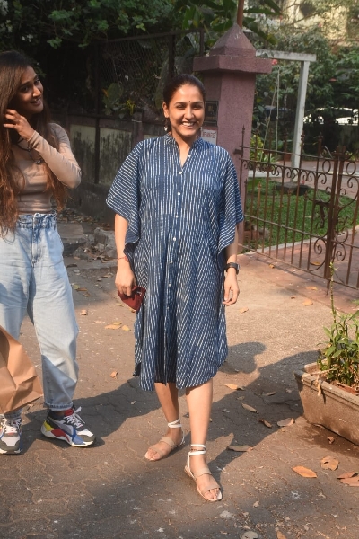 Mumbai: Neeti mohan and Mukti mohan snapped at Bandra on Thursday 18th February 2021.(Photo: IANS)