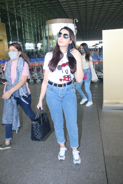 Nora Fatehi Spotted At Airport In Mumbai Departure – Gallery