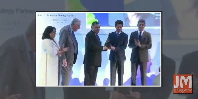 Shahrukh Khan Felicitated As The 'Game Changer': Business Summit In London