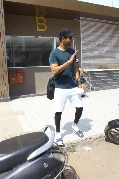 Mumbai: Vicky kaushal spotted at gym in Andheri on Monday 01st March 2021.(Photo: IANS)
