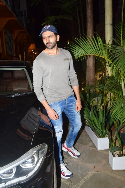 Mumbai: Kartik Aaryan Spotted In Dance Class in Juhu on Wednesday 03rd March, 2021. (Photo: IANS)