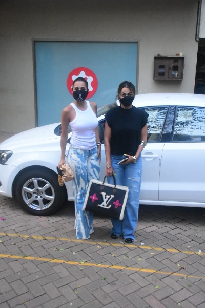 Mumbai: Spotted At Kareena Kapoor House in Bandra on Wednesday 03rd March, 2021. (Photo: IANS)