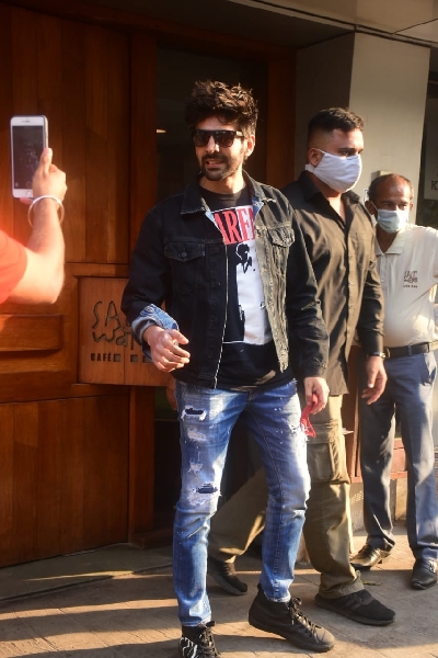 Mumbai: Kartik Aaryan spotted in Bandra on Wednesday 03rd March, 2021. (Photo: IANS)