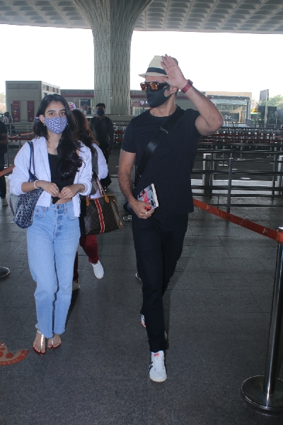 Mumbai: Rohit Roy with family spotted at airport departure on Tuesday 09th March, 2021 . (Photo: IANS)