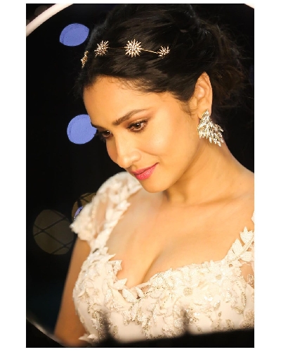 Social media can be a dark place, especially if you are a celebrity. Stars often have to bear a brutal brunt of the digital medium, and are not spared for even the most trivial of things including what they wear, who they date or even a role they are cast in. (Instagram)