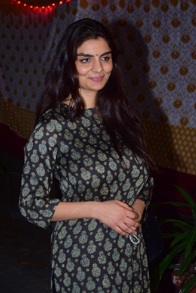 Mumbai: Alia Bhatt, Ayan Mukerji & Others at Shiva Puja Juhu on Thursday 11th March, 2021. (Photo: IANS)