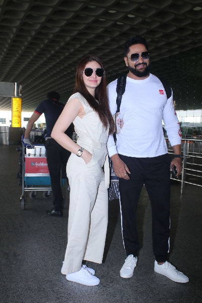 Mumbai: Shefali Jariwala & Husband Parag Tyagi Spotted at Airport Departure on Monday 15th March, 2021. (Photo: IANS)