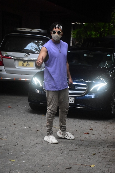 Mumbai: Ranveer Singh Spotted in Bandra On Tuesday 23 March, 2021. (Photo: IANS)