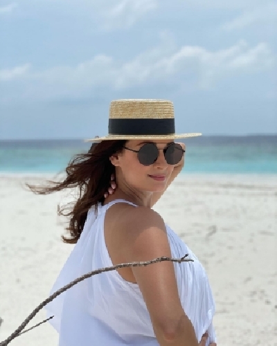 Dia Mirza poses with step-daughter in Maldivian vacay pic.(photo:instagram) Dia Mirza poses with step-daughter in Maldivian vacay pic.(photo:instagram)