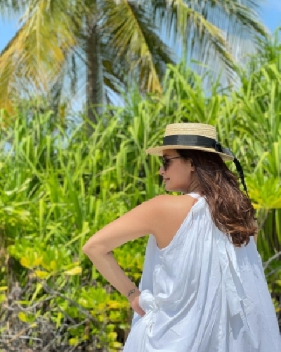Dia Mirza poses with step-daughter in Maldivian vacay pic.(photo:instagram)