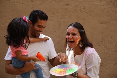 Bollywood wishes fans on Holi