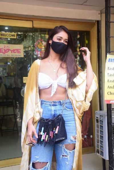 Ileana D'Cruz spotted in Bandra,  04-04-21 .(Photo: IANS)