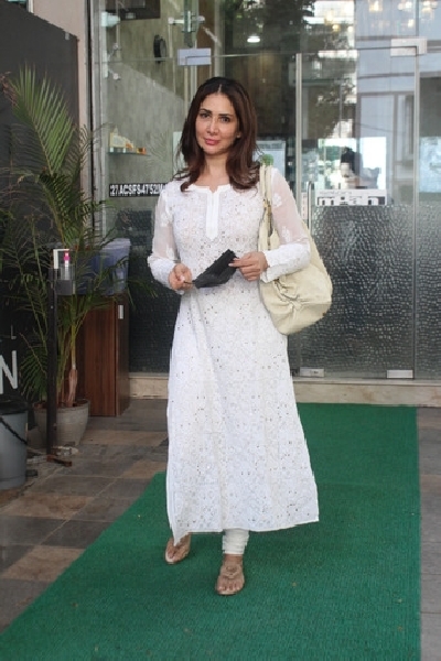Mumbai: Kim sharma bandra muha salon On Sunday 04th April, 2021. (Photo: IANS)