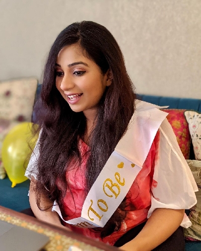 Shreya Ghoshal shares surprise baby shower pictures.(photo:instagram)