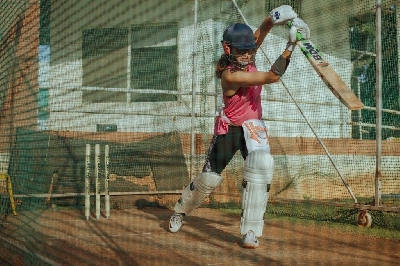 Taapsee Pannu starts week with cricket practice.(photo:Instagram)