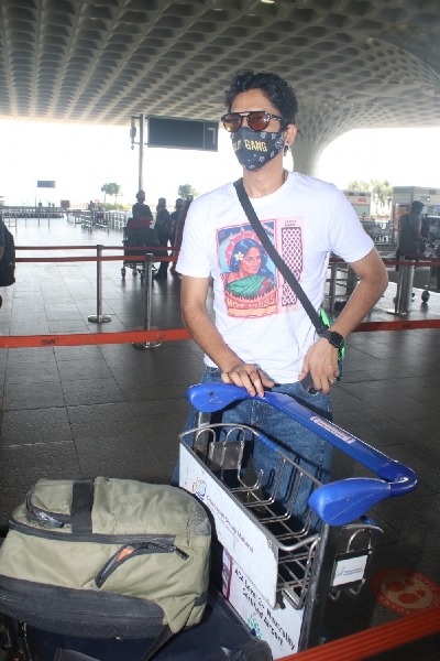 Mumbai: Vijay Varma Spotted at Airport Departure On Saturday, 24 April, 2021. (Photo: IANS)