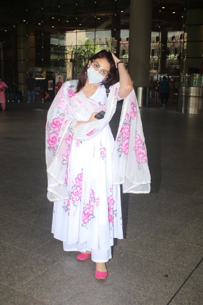 Akriti Kakar Spotted At Airport Arrival on 30 April,2021.(Photo: Sanjay Tiwari/IANS)