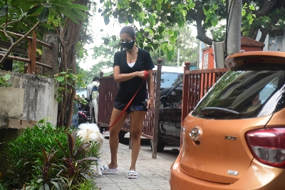 Mumbai: Malaika Arora Spotted at Bandra on Friday, 30 April, 2021. (Photo: Sanjay Tiwari/IANS)