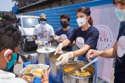 Jacqueline Fernandez helps feed people, interacts with Covid warriors Jacqueline Fernandez helps feed people, interacts with Covid warriors