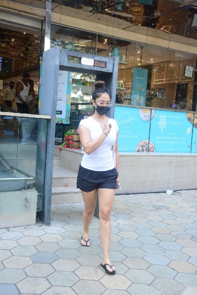 Kim Sharma Spotted Outside Food Hall At Santacruz on 08 May,2021.(Photo: Sanjay Tiwari/IANS)