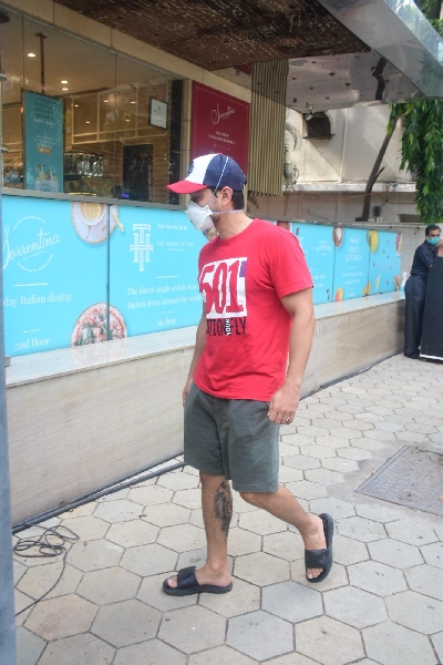 Mumbai: Kunal Khemu Spotted at Foodhall Khar On Thursday, 20 may, 2021. (Photo: Sanjay Tiwari)