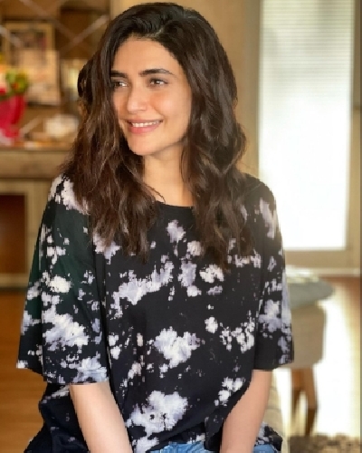 Karishma Tanna shares her lockdown pose (Photo:Instagram) Karishma Tanna shares her lockdown pose (Photo:Instagram)
