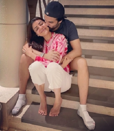 Kajal Agarwal shares a happy photo-op with hubby(Photo:Instagram)