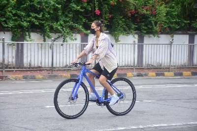 Aisha Sharma Spotted Riding Cycle On The Street In Bandra on 10 june,2021.(Photo: Sanjay Tiwari/IANS)