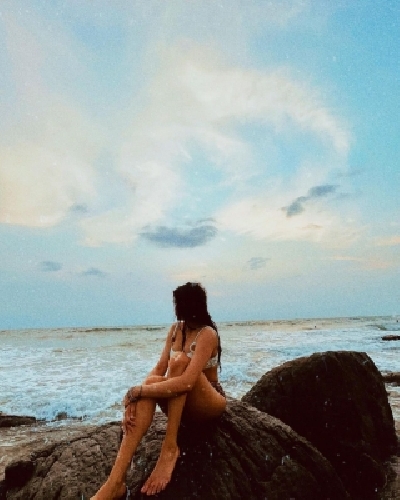 Janhvi Kapoor makes a splash with bikini pictures.(photo:instagram) Janhvi Kapoor makes a splash with bikini pictures.(photo:instagram)