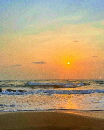 Janhvi Kapoor makes a splash with bikini pictures.(photo:instagram)