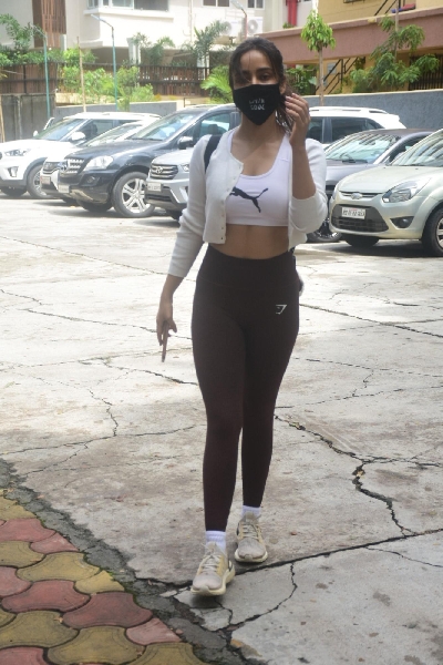 Mumbai: Neha Sharma Spotted at Bandra on Friday June 18,2021.(Photo: Sanjay Tiwari/IANS)