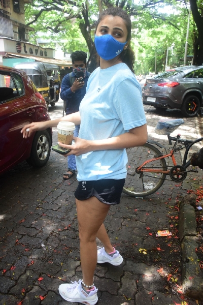 Mumbai: Daisy Shah Spotted at Bandra on Saturday June 19,2021.(Photo: Sanjay Tiwari/IANS)