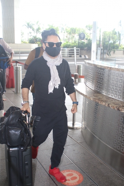 Mumbai: Kailash Kher Spotted at Airport Departure on Tuesday June 22, 2021.(Photo: Sanjay Tiwari/IANS)