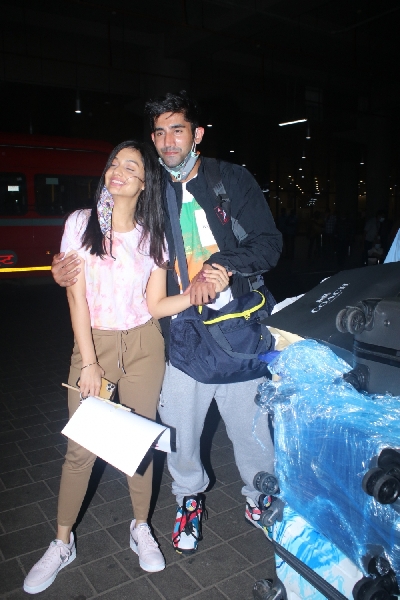 Mumbai: Arjun Bijlani, Shweta tiwari, Rahul Vaidya, Varun Sood and Vishal Spotted at Airport Arrival on Tuesday June 22, 2021.(Photo: Sanjay Tiwari/IANS)
