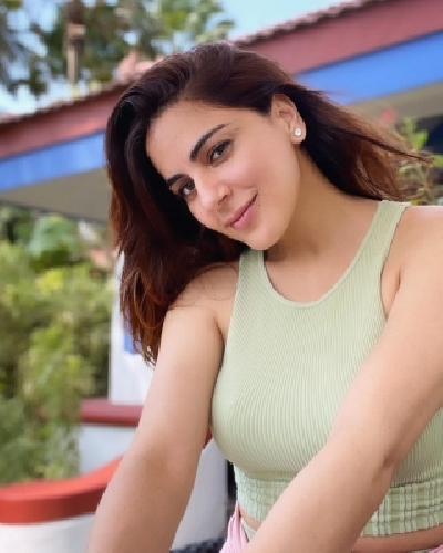 Shraddha Arya relaxes with Rishi Kapoor songs after a long day Shraddha Arya relaxes with Rishi Kapoor songs after a long day