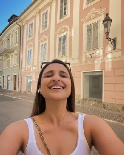Parineeti Chopra masters selfie trick during Austrian vacay Parineeti Chopra masters selfie trick during Austrian vacay
