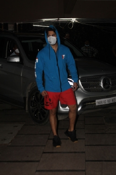 Mumbai: Varun Dhawan spotted at gym in Juhu on Tuesday June 29, 2021.(Photo: Sanjay Tiwari/IANS)