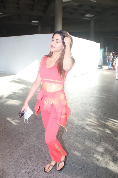 Mumbai: Nikki tamboli spotted at airport arrival on Monday July 05, 2021.(Photo: Sanjay Tiwari/IANS)