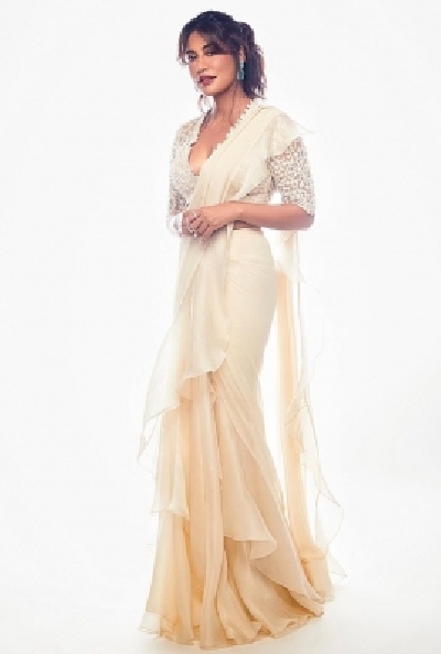 Chitrangda looks stunning in an off-white sari.(photo:Instagram)