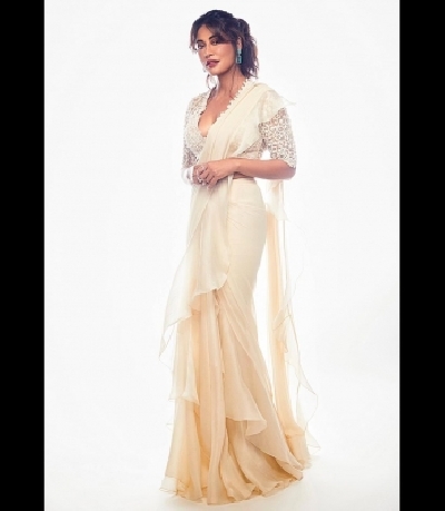 Chitrangda looks stunning in an off-white sari.(photo:Instagram)